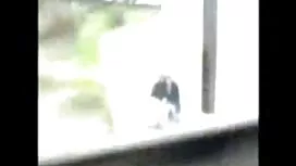Das Mädchen zeigt zw ...