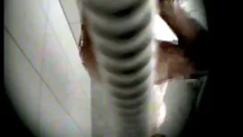 Ein Mädchen strippt  ...