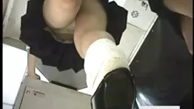 Frau in schwarzen Ho ...