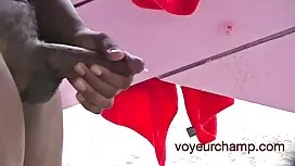 Junge Brünette auf d ...