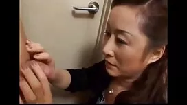 Latina sitzt auf der ...