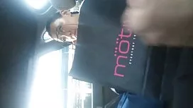 Ein Mann kontrollier ...