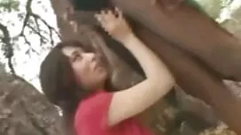 Eine junge Frau mit  ...